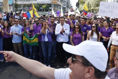 Harold Burbano participa en la marcha organizada por Acción Democrática Nacional (ADN) hacia la sede del CNE en Quito, durante la inscripción de las candidaturas para las elecciones seccionales.