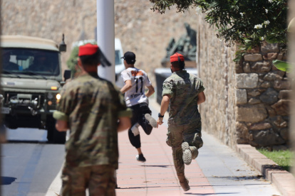 Medios desplegados intentan detener a un migrante este domingo 2 de agosto en Ceuta.