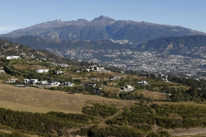 El volcán Ilaló ha perdido cobertura vegetal por construcciones y expansión urbana, mientras una ordenanza busca fortalecer su protección ambiental integral.