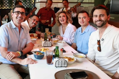 El presidente Daniel Noboa con los precandidatos de ADN, Andrés Guschmer, Francisco Cevallos, Cynthia Viteri y Niels Olsen.