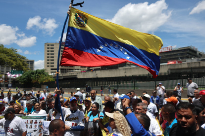 Personas se manifiestan este sábado para exigir que sea público el diálogo que comienza hoy entre el chavismo y un grupo opositor y que impulsa Estados Unidos, del que se desconocen detalles clave.