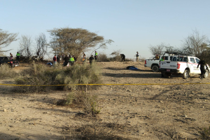 Integrantes la Policía de Perú operan en la zona donde una avioneta que sobrevolaba sobre las Líneas de Nazca se estrelló y dejó 13 personas fallecidas.
