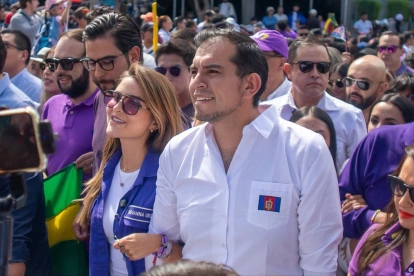 Giovanna Ubidia y Harold Burbano realizaron una marcha hasta el CNE de Pichincha.