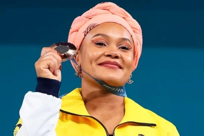 Neisi Dajomes posa con la medalla de bronce obtenida en los Juegos Olímpicos de París 2024.