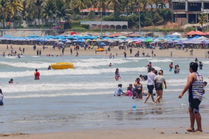 Una playa del Ecuador visitada por cientos de turistas.