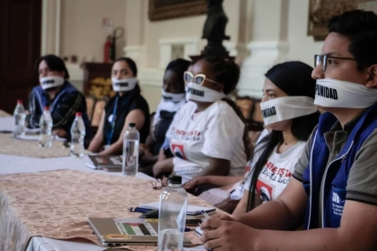 Delegados del CDH y de comité de familiares de personas desaparecidas se colocaron vendas en la boca con la frase “No a la Impunidad” tras la ausencia del Ministerio de Defensa en la mesa de diálogo institucional.