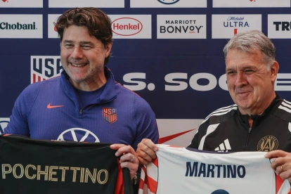 Mauricio Pochettino posa con la camiseta de la selección de Estados Unidos durante su presentación oficial como entrenador.