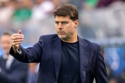 Mauricio Pochettino dirige a la selección de Estados Unidos desde el área técnica durante un encuentro oficial.