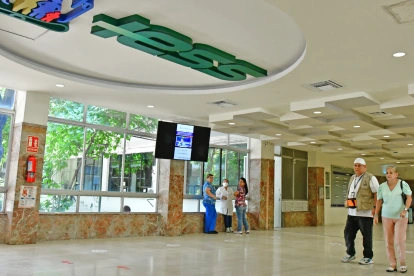Referencial.Usuarios esperan atención en una unidad del IESS ante la falta de medicamentos gratuitos