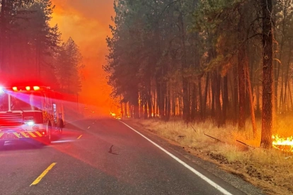 Una fotografía del departamento de Bomberos muestra el incendio en las afueras de Spokane, Washington, EE. UU., el 3 de agosto de 2026.