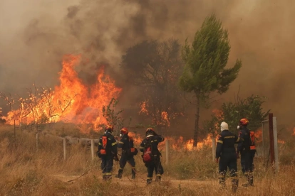 Los bomberos combaten un incendio forestal en la zona metropolitana de Megara, Ática, Grecia, el 2 de agosto de 2026.