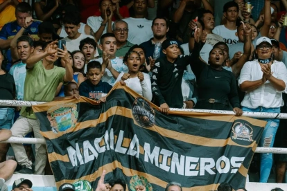 Aficionados de Machala Mineros alentan a su equipo durante el debut en el Clausura 2026 de la Liga Nacional de Ecuavóley.