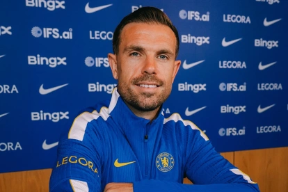 Jordan Henderson, durante su presentación como nuevo refuerzo del Brentford para la temporada 2026-27.