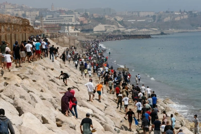 Más de sesenta mil personas cruzaron el espigón de El Tarajal, desde Marruecos hacia Ceuta, generando una de las crisis migratorias más grandes de España.