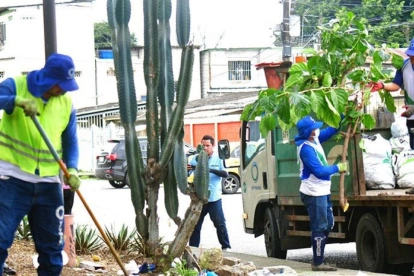 Las calles de Guayaquil muchas veces lucen sucias por el desorden ciudadano.