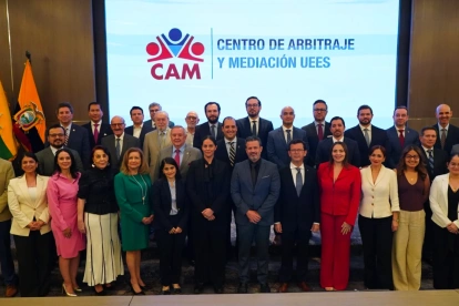 La ceremonia concluyó con la fotografía oficial de autoridades de la UEES y los nuevos integrantes del Centro de Arbitraje y Mediación para el período 2026-2028.