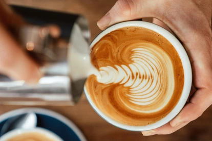 Latte art, una de las técnicas valoradas en las cafeterías de especialidad reconocidas a nivel mundial.