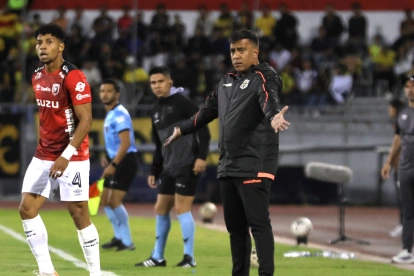 César Farías en la zona técnica de Barcelona en el empate 1-1 ante Leones.