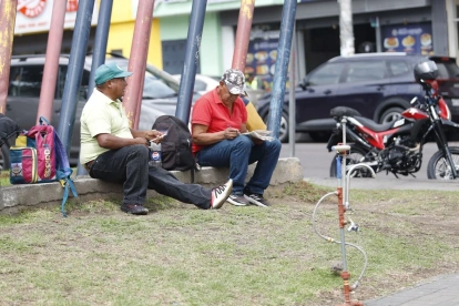 Los trabajadores informales, rurales y quienes realizan actividades al aire libre figuran entre los grupos más expuestos, según la OIT.