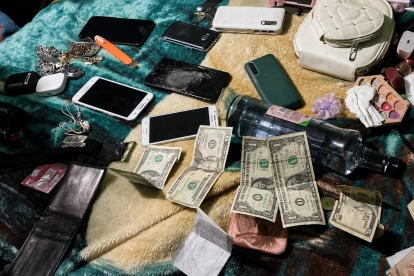 Durante la inspección, las autoridades hallaron celulares, dinero en efectivo y otros indicios que ahora forman parte de la investigación.