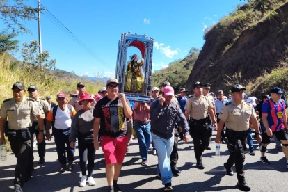 La devoción a la Virgen de El Cisne se manifiesta en actos previos a la romería a su santuario.