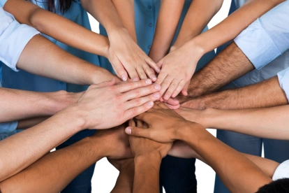La solidaridad y el diálogo son planteados como claves para fortalecer la convivencia humana.