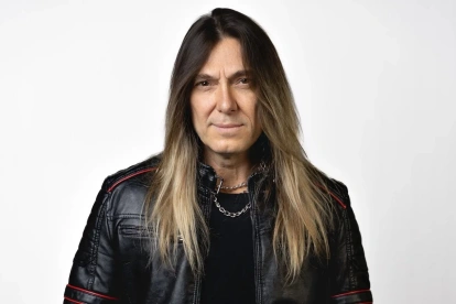 Edu tiene una vasta discografía, en solitario y con grupos como Angra, Almah y Symbols.