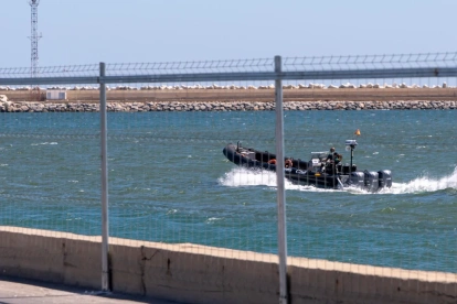 Barreras marítimas instaladas en Ceuta tras la entrada de decenas de miles de personas el pasado 30 de julio de 2026.