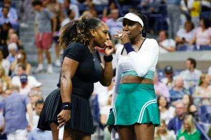 Venus y Serena Williams durante un partido de dobles en Wimbledon.