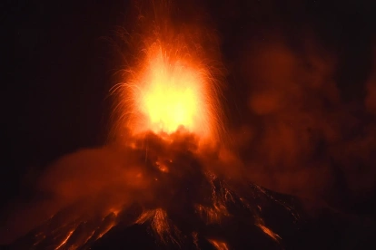 El volcán de Fuego en erupción este 4 e agosto de 2026, en Alotenango, a 65 kilómetros al suroeste de Ciudad de Guatemala (Guatemala).