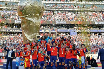 Imagen en la que puede verse a jugadores de España tras lograr el título del Mundial de Estados Unidos, México y Canadá en el estadio MetLife