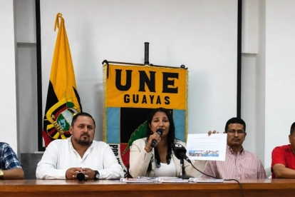 Gabriela Menéndez, presidenta de la UNE en Guayas, expone la postura del gremio docente frente al Ministerio de Educación.