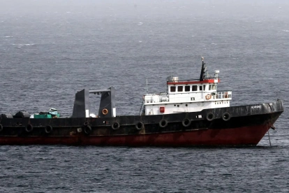 Un barco comercial navega por las costas de Khasab en el Estrecho de Ormuz, Musandam, Omán.