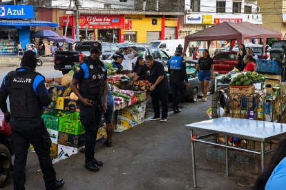 Agentes de Segura EP regulan el espacio público en la Martha de Roldós
