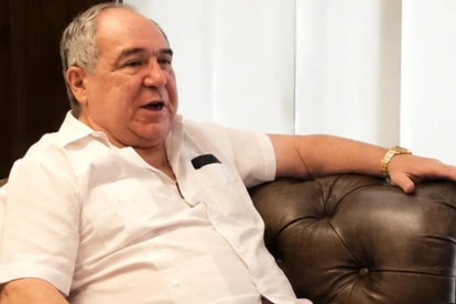 Abdalá Bucaram espera la lectura de sentencia en el caso Pruebas COVID-19, suspendida nuevamente por la ausencia de un juez.