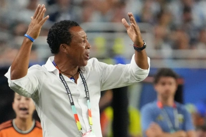 El seleccionador de Cabo Verde, Bubista, reaccionando en un partido de los dieciseisavos de final del Mundial de la FIFA 2026 entre Argentina y Cabo Verde.