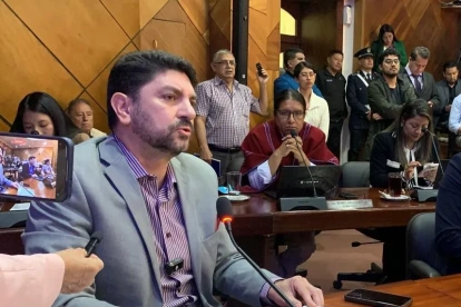 Gonzalo Callejas durante la última sesión del Concejo Cantonal de Ambato en la que presentó su renuncia irrevocable a la concejalía, el 21 de julio de 2026.