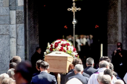 Personas trasladan el féretro de Franco Baresi en la basílica de San Ambrosio durante su funeral en Milán, Italia, el 4 de agosto de 2026.
