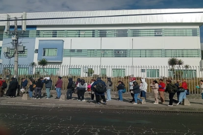 Las largas filas para renovar licencias evidencian el colapso del sistema de atención de la ANT.
