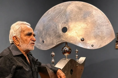 Nacido en 1953, Jesús Cobo es considerado una de las figuras más relevantes de la escultura contemporánea ecuatoriana.