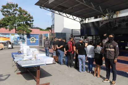 Diez personas fueron aprehendidas en una imprenta donde presuntamente se elaboraban documentos vehiculares falsos.