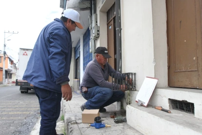 La ordenanza busca agilizar la instalación de medidores individuales de agua para mejorar el cobro de la tasa de basura en Quito.