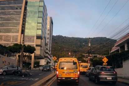 En video quedó registrado cómo la conductora del auto gris impactó al motociclista y se estrelló contra la señal de Zona Escolar.