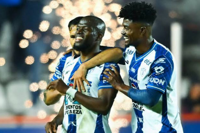 Enner Valencia (c) viene de militar en el Pachuca de México, de donde salió como jugador libre.