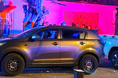 El carro en donde se movilizaban las víctimas fue baleado por la parte de atras ante el asombro de transeuntes
