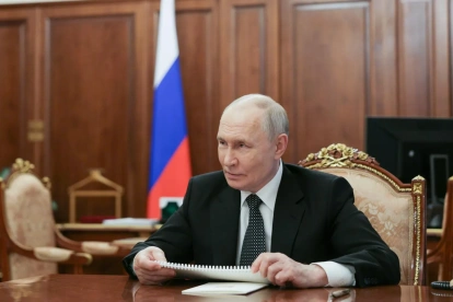 El Presidente de Rusia, Vladimir Putin durante su encuentro con el CEO y Presidente del Consejo de Administración de ALROSA Pavel Marinychev, el 04 de agosto de 2026.