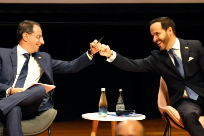 El presidente electo de Colombia, Abelardo de la Espriella (d), saluda a su vicepresidente, José Manuel Restrepo.