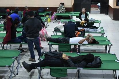 Personas descansan tras ser evacuadas este martes, en Alotenango al suroeste de Ciudad de Guatemala (Guatemala).