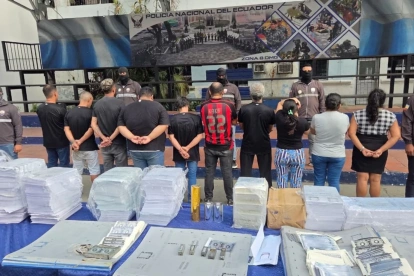 Policía Judicial detuvo a 10 personas en Guayaquil por presunta falsificación de documentos vehiculares.
