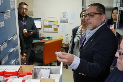 El ministro de Salud revisa el inventario de medicamentos durante una inspección en Guamaní.
